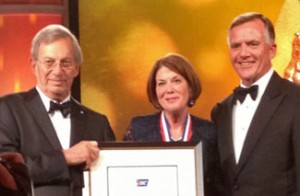Dean Rimer (second from right) accepts the ACS Medal of Honor. (Photo courtesy of American Cancer Society)