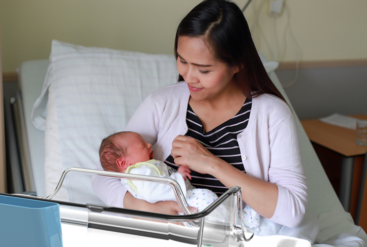 The Couplet Care Bassinet is designed to remove significant structural barriers for parents and infants in hospital postnatal units. (Photo courtesy Couplet Care LLC)